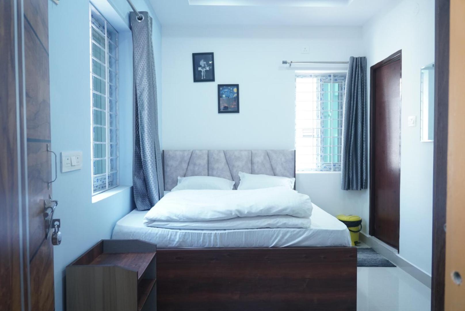 Cosmic Hotel & Guest House Gachibowli Raidurg Hyderabad Bagian luar foto